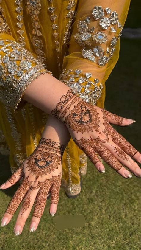 Saniya applying Mehendi