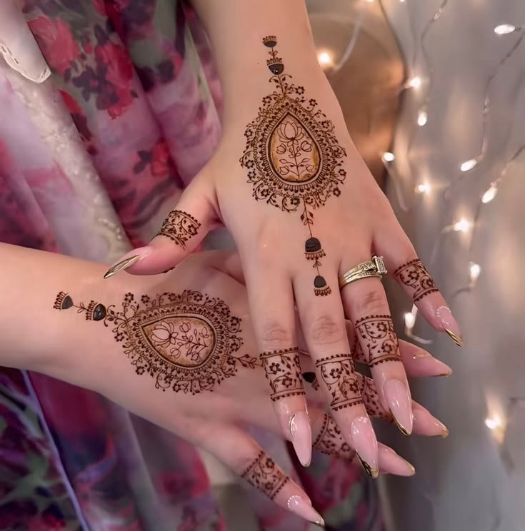 Contemporary Arabic Mehendi style